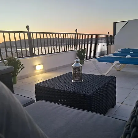 아파트 Bright Coastal Penthouse With Huge Terrace Overlooking The Sea- Ghadira Mellieha Is-Sellum