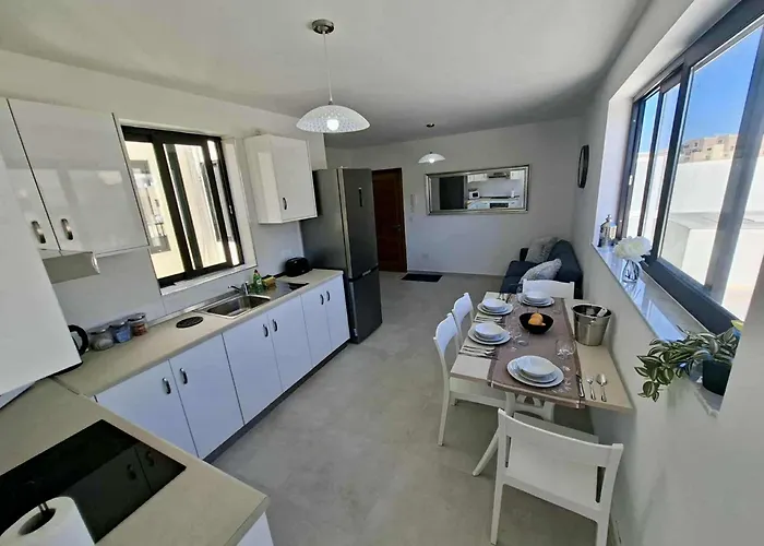 아파트 Bright Coastal Penthouse With Huge Terrace Overlooking The Sea- Ghadira Mellieha *