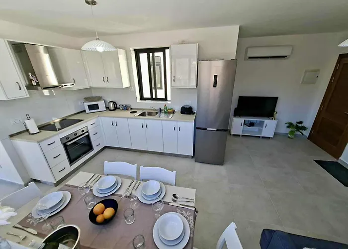 아파트 Bright Coastal Penthouse With Huge Terrace Overlooking The Sea- Ghadira Mellieha *